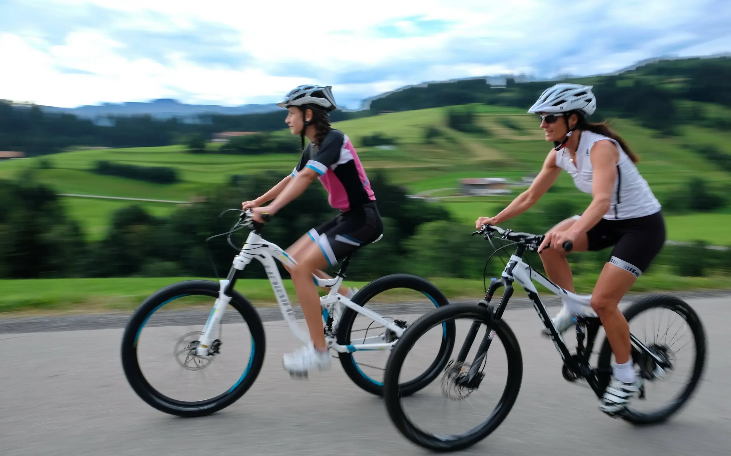 Zwei Radlerinnen unterwegs