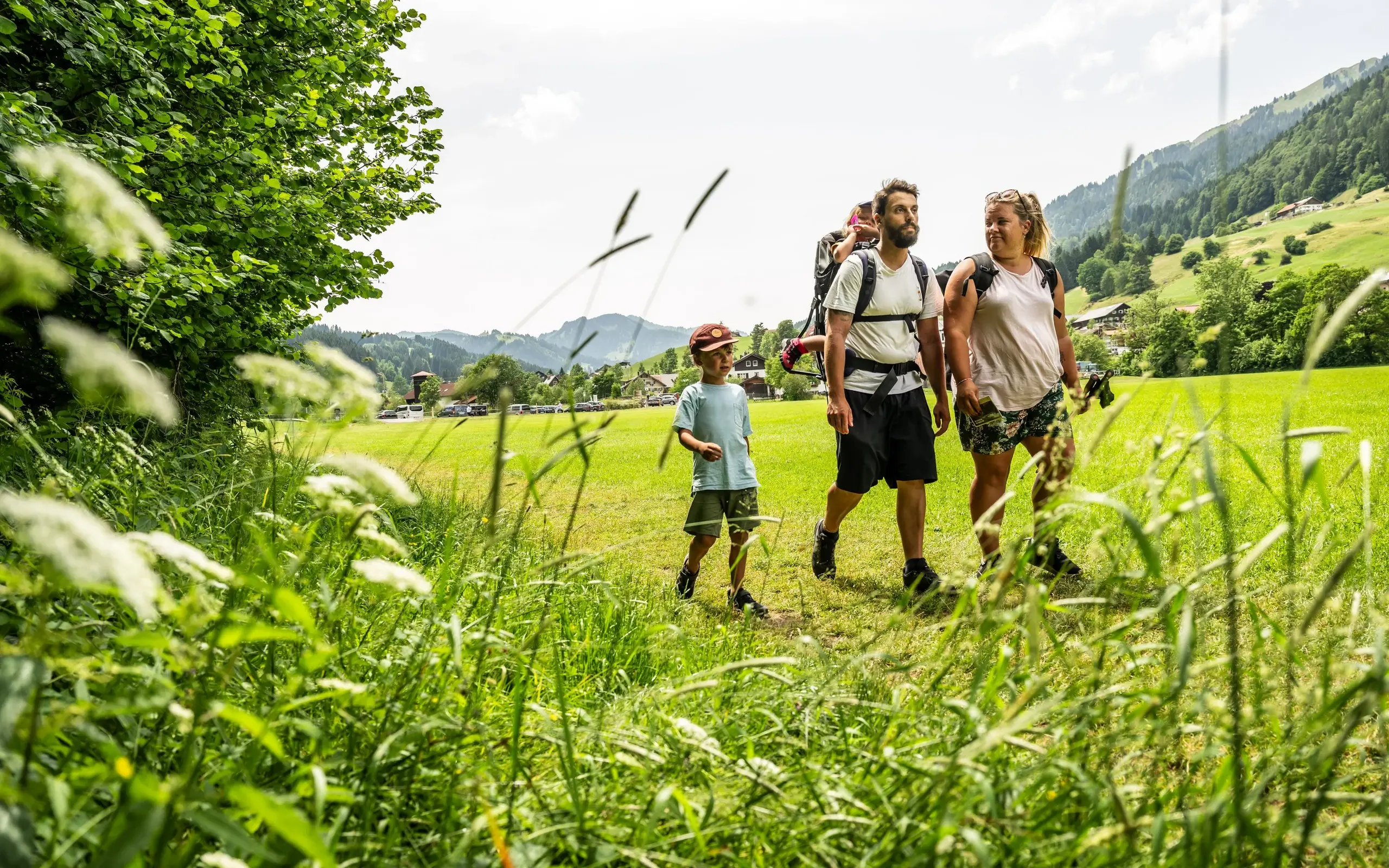Familie auf dem Weg in den Haldertobel