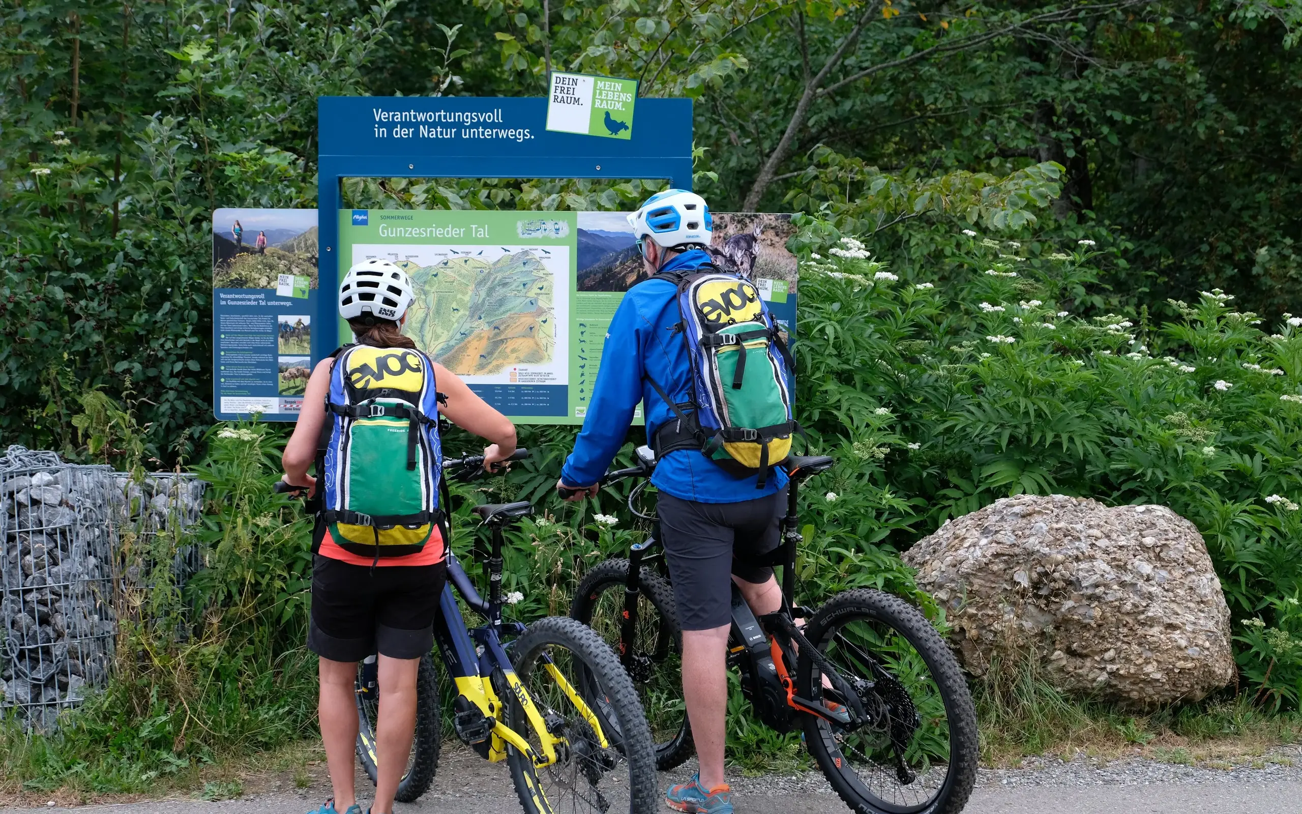 Radler vor Übersichtskarte
