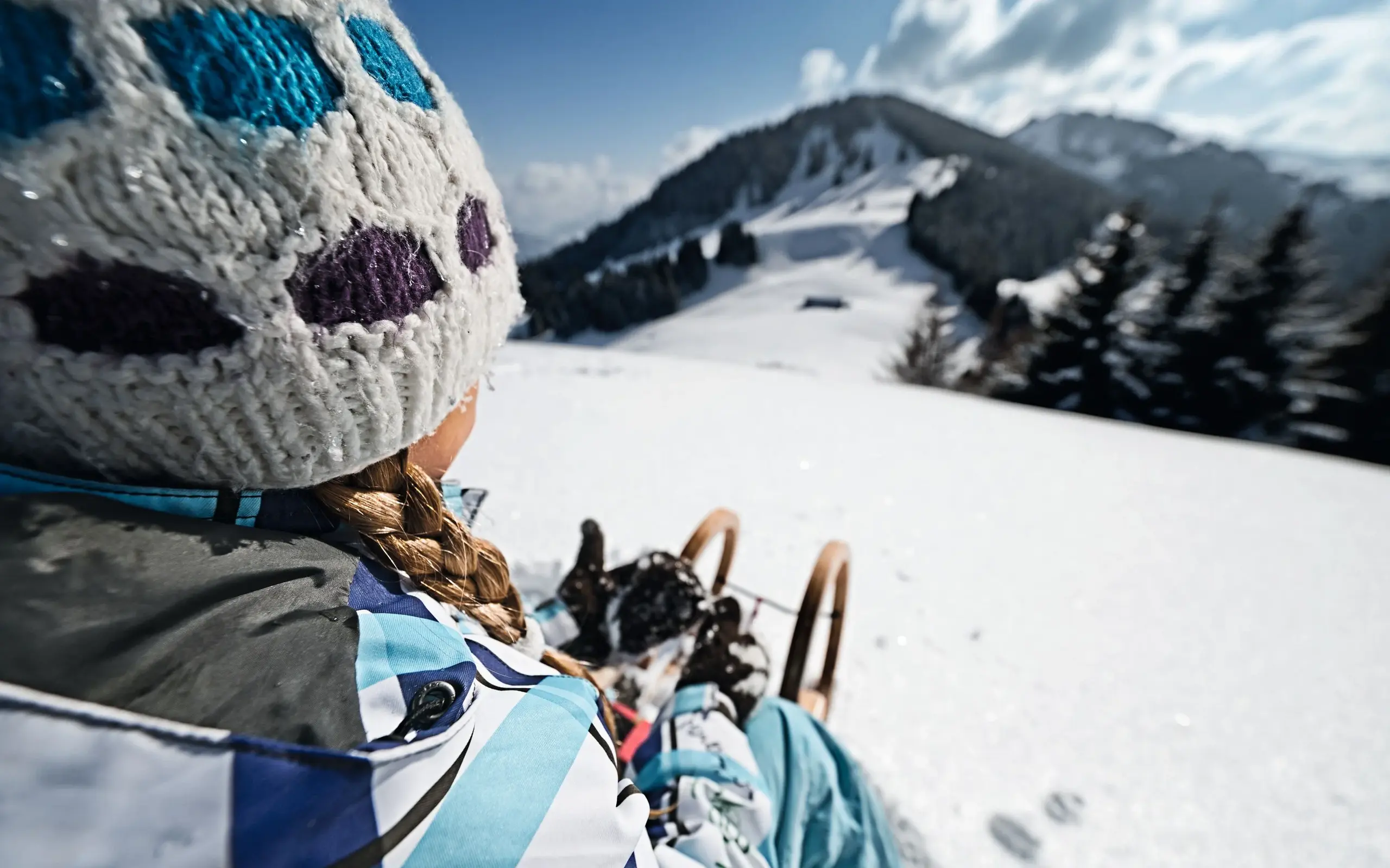 Kind auf Rodel am Ofterschwanger Horn